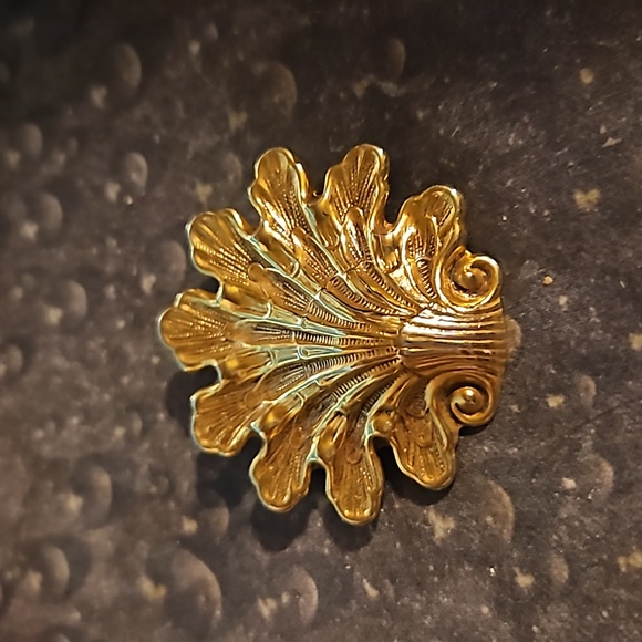Jewelry - Vintage Goldtone Metal Shell Pin